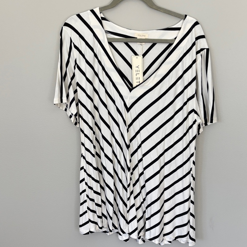 Yelete White V-Neck Short Sleeve Top with Black Diagonal Stripes